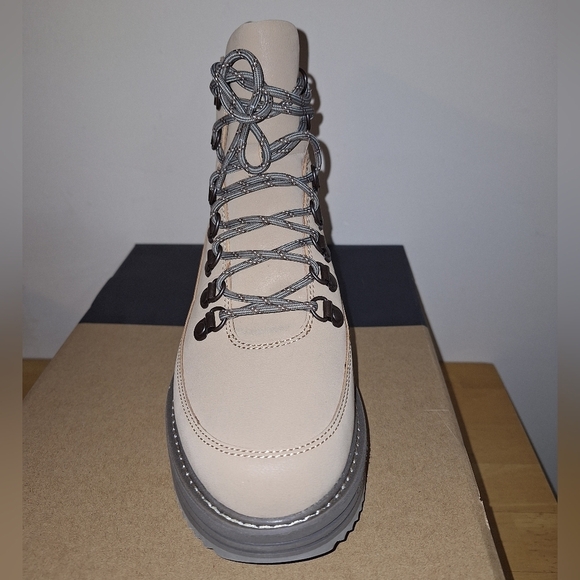 A pair of Teva W. Midform Boot 1123510/ SDDN in a ladies size 9 and 10. NWB - Picture 7 of 13